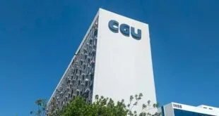 Fachada de prédio público vista de baixo com o logotipo 'cgu' na parte superior