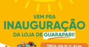 Cartaz amarelo com o texto 'Vem pra inauguração da loja de Guarapari' e carrinho de compras