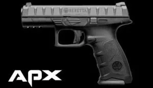 Pistola preta sobre fundo escuro com as marcas 'Beretta' e 'APX' visíveis