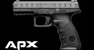 Pistola preta sobre fundo escuro com as marcas 'Beretta' e 'APX' visíveis