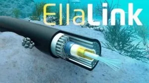 Ilustração de cabo submarino de fibra óptica em corte com a marca 'EllaLink' no fundo do mar