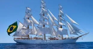 Navio veleiro de três mastros com todas as velas brancas abertas navegando em mar aberto