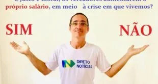 Homem de camiseta branca com o logotipo do Direto Notícias e braços abertos, com texto sobreposto