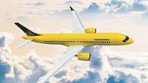 Avião de carenagem amarela em voo acima das nuvens com o nome Itapemirim na fuselagem