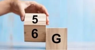 Mão movendo blocos de madeira com os caracteres 5, 6 e G, imagem ilustrativa sobre telefonia