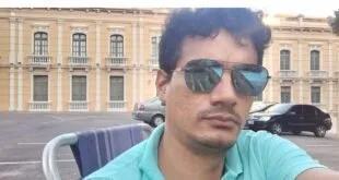 Jornalista acampa no Palácio Anchieta