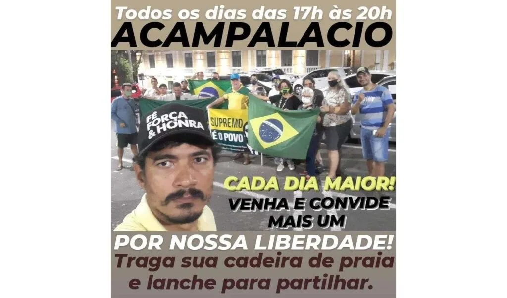Cartaz com os dizeres 'Acampalácio' e 'Por nossa liberdade' sobre foto de manifestantes com bandeiras do Brasil