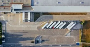 Vista aérea de centro de distribuição com carretas estacionadas nas docas de carga