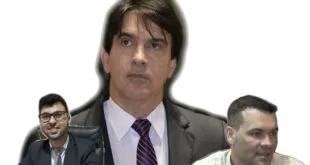 Montagem com retratos de três homens em trajes sociais, um deles em destaque ao centro