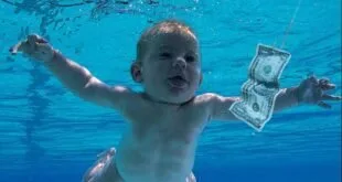 Bebê nadando embaixo d'água em piscina com uma nota de dólar presa a um anzol