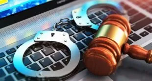 Algemas e martelo de juiz sobre o teclado de um notebook, imagem ilustrativa sobre crimes digitais