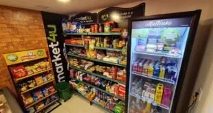 Prateleiras de mercado autônomo com produtos embalados e bebidas em geladeira