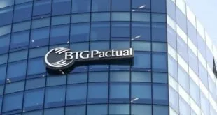 Logotipo do BTG Pactual na fachada de vidro azul de um edifício
