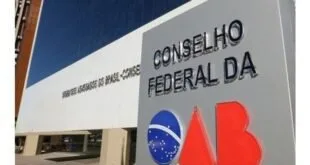 Letreiro Conselho Federal da OAB na fachada do prédio, com o símbolo vermelho da entidade