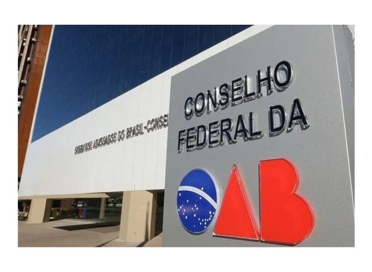 Letreiro Conselho Federal da OAB na fachada do prédio, com o símbolo vermelho da entidade