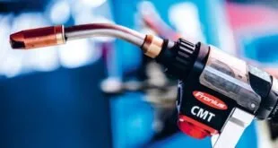 Close de bico de tocha de solda com a inscrição CMT em equipamento industrial
