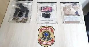 Sacos de evidência com objetos apreendidos ao lado do brasão da Polícia Federal