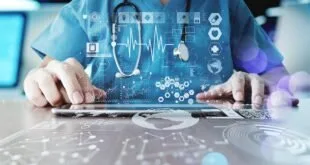 Mãos digitando em notebook com ícones de saúde sobrepostos, imagem ilustrativa