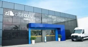 Fachada de loja em azul e branco com letreiro e portas de vidro na entrada