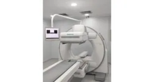 Equipamento de imagem médica em formato de arco instalado em sala hospitalar branca