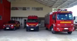 Viaturas vermelhas do Corpo de Bombeiros estacionadas na garagem de um quartel