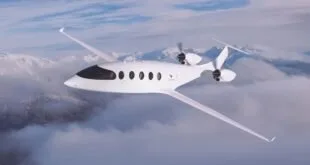 Avião branco de pequeno porte com hélices voando acima das nuvens