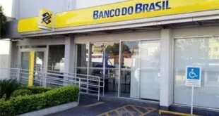 Fachada de agência do Banco do Brasil com letreiro amarelo e azul sobre a entrada