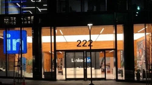 Fachada noturna de prédio com o número 222 e o logotipo do LinkedIn na entrada