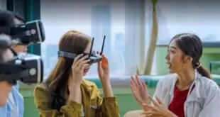 Mulher ajusta óculos de realidade virtual ao lado de outra pessoa, imagem ilustrativa