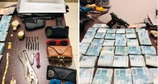 Armas, joias, relógios e maços de notas de real dispostos sobre mesa em montagem de duas fotos