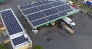 Vista aérea de posto de combustíveis com a cobertura tomada por placas de energia solar
