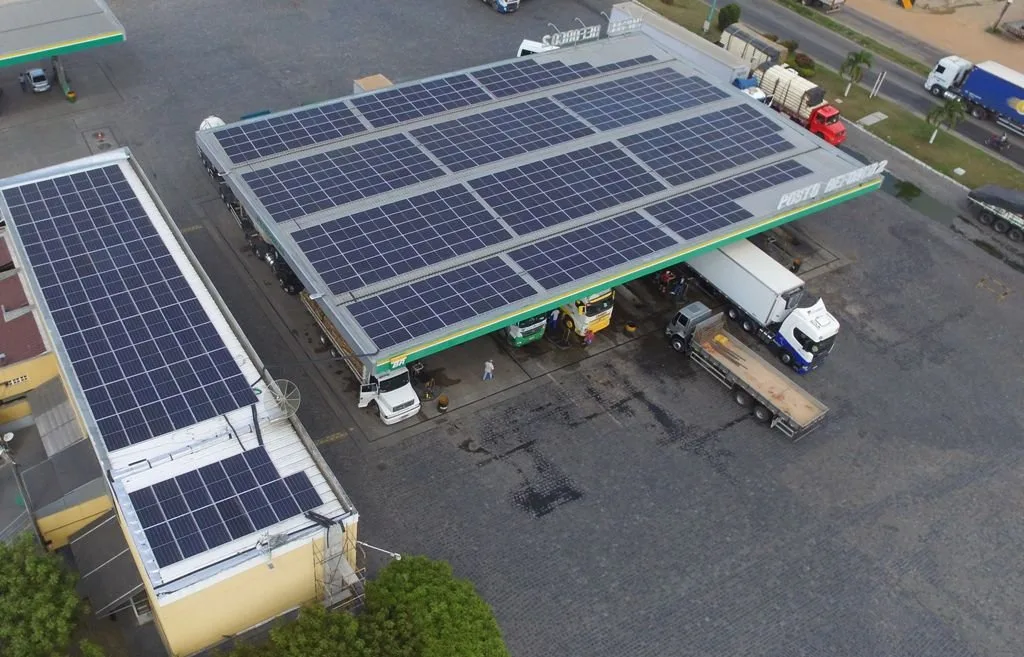 Vista aérea de posto de combustíveis com a cobertura tomada por placas de energia solar