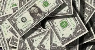 Notas de um dólar espalhadas sobre superfície, imagem ilustrativa sobre salários e emprego