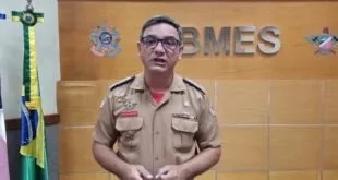 Bombeiro militar fardado fala diante de painel com a sigla 'CBMES'