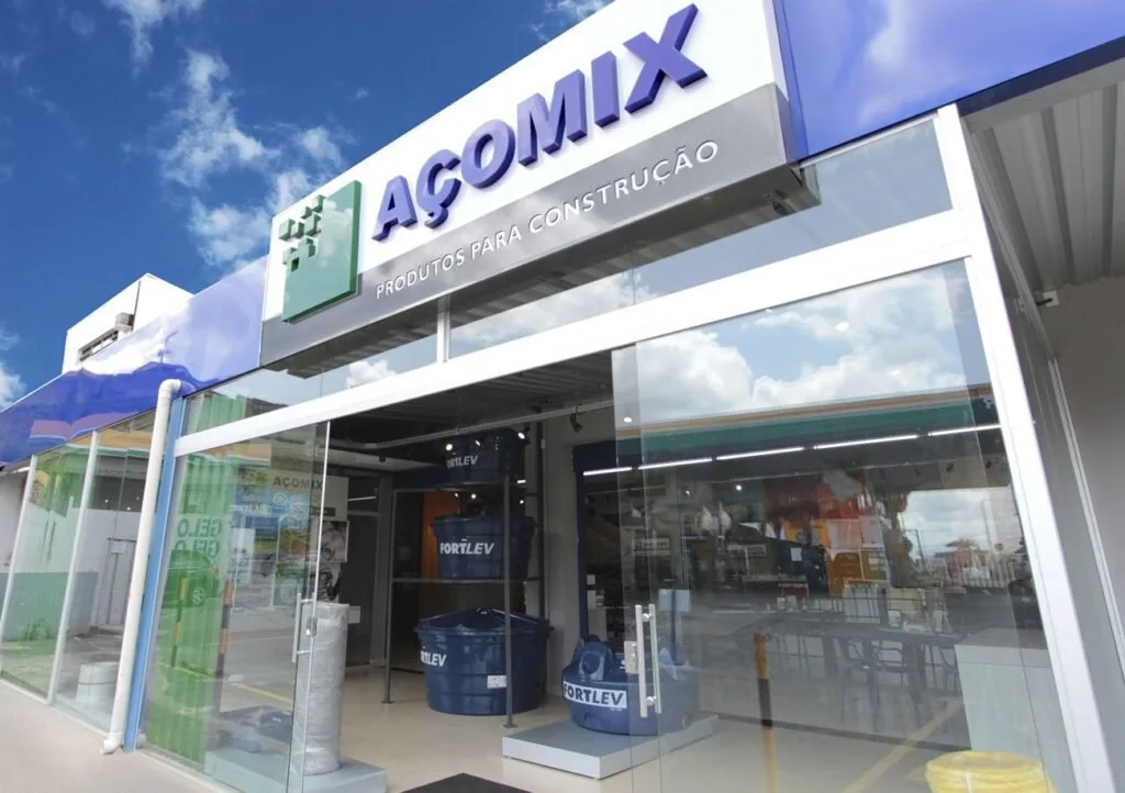 Fachada de loja com o letreiro Açomix acima da entrada envidraçada