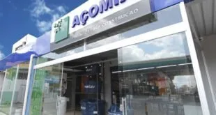 Fachada de loja com o letreiro Açomix acima da entrada envidraçada