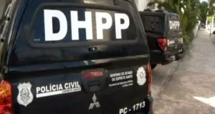 Viaturas da Polícia Civil com a sigla DHPP pintada na traseira, estacionadas em fila