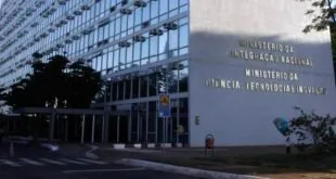 Fachada de prédio público em concreto com letreiro do Ministério da Ciência e Tecnologia