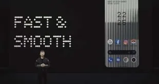 Apresentador no palco diante de telão com um celular e as palavras Fast e Smooth em destaque