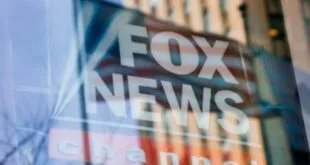 Letreiro com o nome Fox News em fachada envidraçada, registrado em foco suave