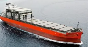 Navio cargueiro de casco vermelho navegando em mar aberto