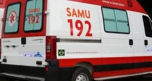 Ambulância branca e vermelha do Samu com a inscrição '192' estacionada em via