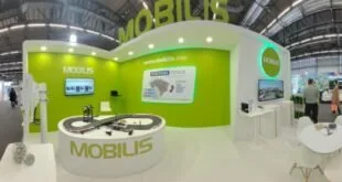 Estande verde de feira com a marca Mobilis e produtos expostos em balcão