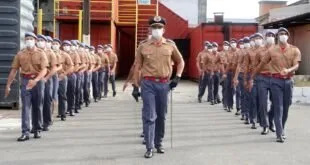 Militares do Corpo de Bombeiros perfilados em formação no pátio de um quartel