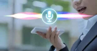 Mão segurando celular com ícone de microfone e ondas sonoras em destaque