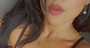 Mulher jovem de cabelos escuros em autorretrato com fundo desfocado