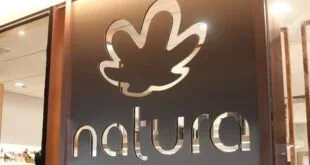 Logotipo da Natura em relevo sobre painel de parede iluminado