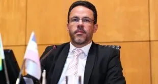 Favatto chamado de prostituta