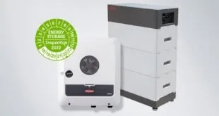 Inversor solar branco ao lado de bateria modular com selo verde 'Energy Storage Inspection 2022'