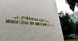 Fachada de prédio com letreiro dourado 'Ministério da Cultura' e 'Ministério do Meio Ambiente'
